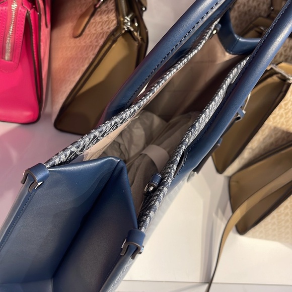 Michael Kors Mirella Medium Ombré Logo EW Tote Bag
Navy
NWT - Picture 8 of 14